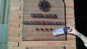 Entrega de marcapáginas www.tortasdealcazarporelmundo.es al Hotel Intur de Alcázar de San Juan para regalar a sus clientes2
