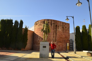 angel delmu con estatua Cervantes en Santa María
